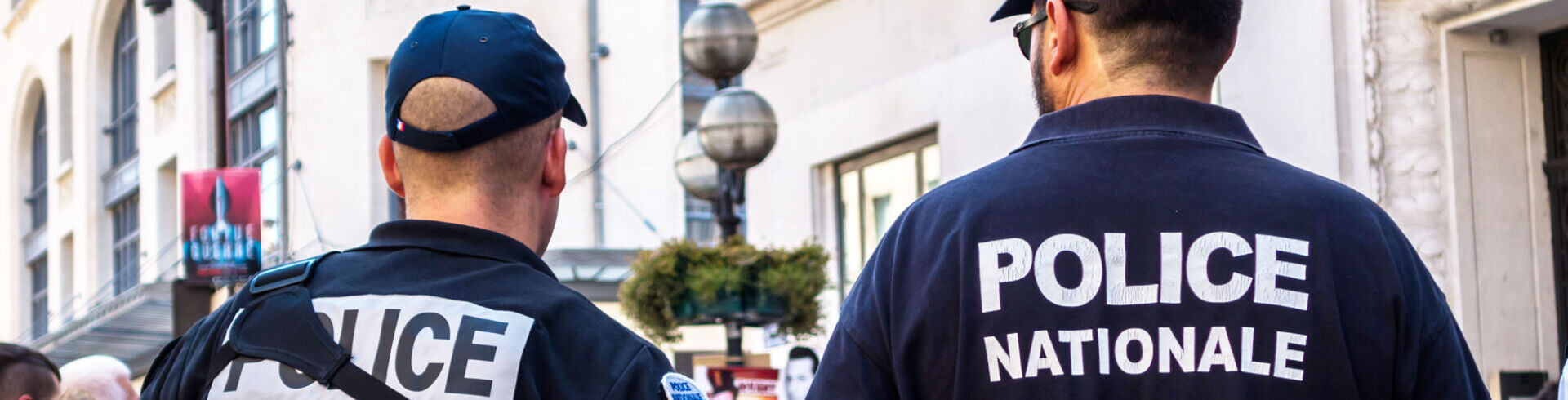 Officier de police masculin en uniforme vert debout avec bloc