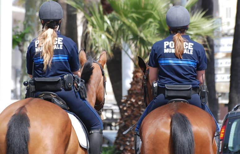 policier municipale a cheval policier municipale a cheval