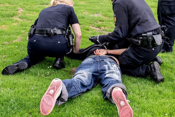 arrestation par des brigadiers de la police secours